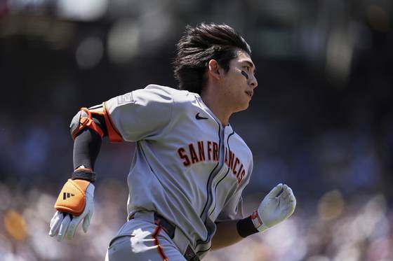 4회 우익수 플라이 때 1루 베이스까지 전력 질주하는 이정후. AP=연합뉴스