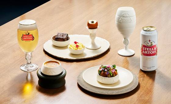 스텔라 아르투아가 미쉐린 셰프와 협업한 패키지 ‘고메 챌리스’를 출시했다. 사진 오비맥주