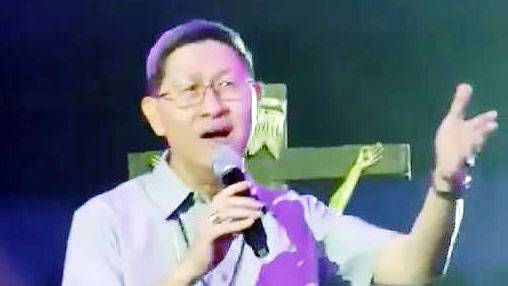 2019년 한 행사에서 존 레넌의 '이매진' 부르는 타글레 추기경. 사진 이탈리아 일간지 코리에레델라세라 캡처