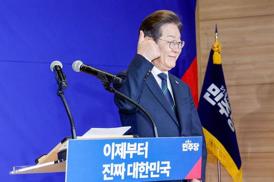이재명 더불어민주당 대선 후보가 지난 4월 30일 오후 서울 여의도 국회 의원회관에서 열린 제21대 대통령선거 중앙선거대책위원회 출범식에서 연설에 앞서 엄지손가락을 치켜들고 있다. 뉴스1