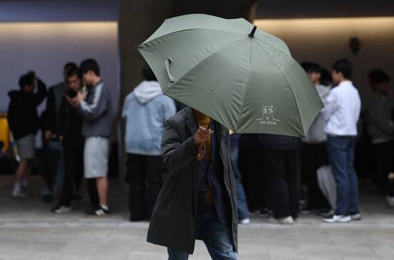 서울에 비가 내린 1일 오전 서울 중구 동대문디자인플라자(DDP)에서 시민들이 비를 피하고 있다. 연합뉴스