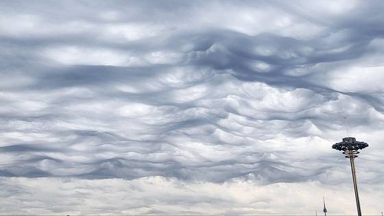 1일 서울 한강공원에서 포착된 거친물결구름. 염태정 기자