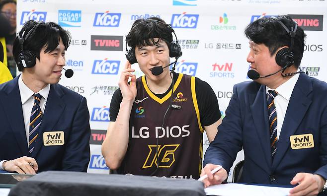 4강 플레이오프에서 수훈선수로 선정돼 인터뷰하는 LG 정인덕(가운데). [사진 KBL]