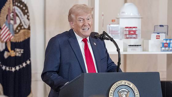 트럼프 대통령은 지난달30일(현지시간) 백악관에서 열린 ‘미국 투자’ 행사에서 “오늘 이 자리에 이름이 언급되지 않은 삼성조차도 매우 큰 공장을 건설할 것이라고 오늘 아침에 발표했다는 얘기를 들었다”라고 말했다. EPA=연합뉴스