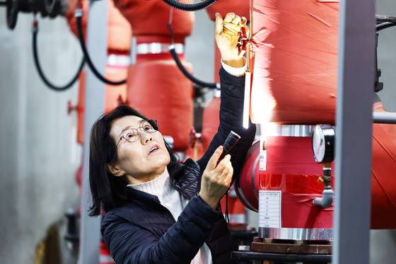 임정열 소방기술사가 지난달 21일 경기도 파주 신세계 프리미엄 아울렛에서 소방시설을 점검하고 있다. 김종호 기자.