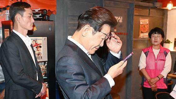 이재명 더불어민주당 대통령 후보가 1일 서울 종로구의 한 음식점에서 열린 비전형 노동자 간담회에 참석해 발언하고 있다. 김성룡 기자