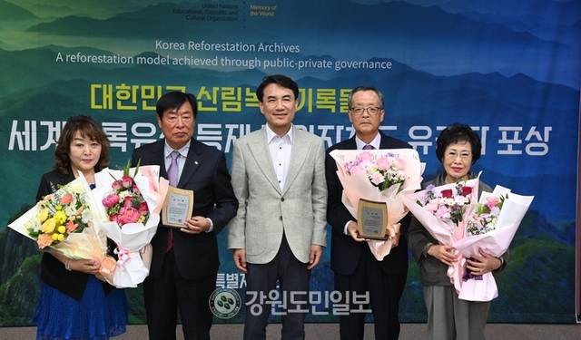 ▲ 대한민국 산림녹화 기록물 유네스코 세계기록유산 등재 강원자치도 유공자 포상이 1일 오전 강원도청에서 김진태 지사와 안중걸·박규원 한국산림녹화UNESCO 등재추진위원 등이 참석한 가운데 열렸다. 서영