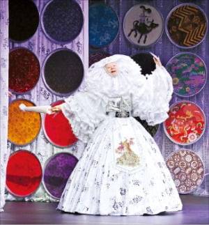 안은미 예술감독이 30일 기자간담회에서 ‘동방미래특급’ 공연 일부를 시연하고 있다. /연합뉴스