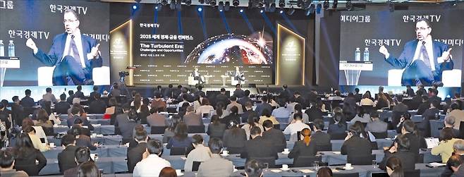 한국경제TV와 한경미디어그룹이 30일 서울 한남동 그랜드하얏트호텔에서 ‘대격변 시대: 도전과 기회’를 주제로 ‘2025 세계 경제·금융 컨퍼런스’를 열었다. 기조연설을 맡은 다론 아제모을루 미국 매사추세츠공대(MIT) 경제학과 교수(오른쪽)가 전광우 세계경제연구원 이사장(왼쪽)과 대담하고 있다.   /이솔 기자