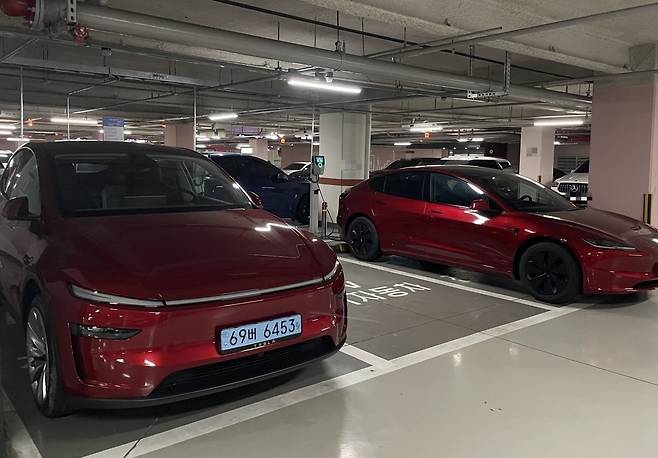 테슬라 모델Y 주니퍼(왼쪽)와 모델3 하이랜드(오른쪽). 같은 울트라레드 색상이다. 전면부 디자인이 다르다. /백수전 기자