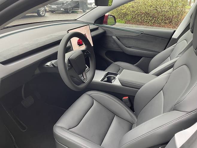 새 모델Y의 앞좌석. 운전대 왼편엔 모델3 하이랜드에선 빠졌던 방향지시등 조작 레버가 보인다. /백수전 기자