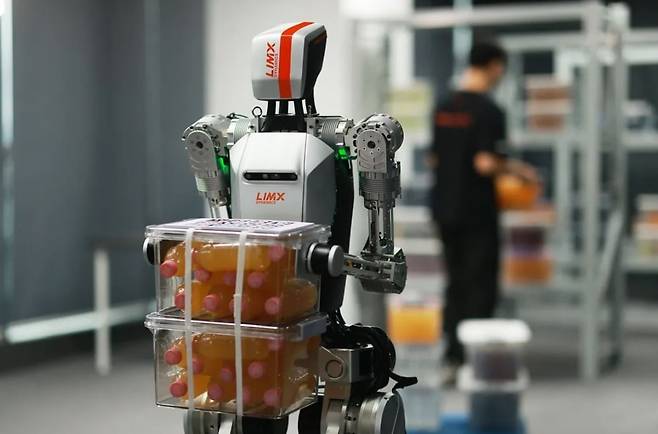 림스다이나믹스의 휴머노이드 로봇 CL-1이 무거운 박스를 운반하고 있다. / 사진=림스다이나믹스