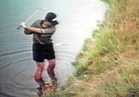 1998년 US오픈에서 박세리 선수가 맨발로 물에 들어가 샷을 하고 있다. / 사진=한경DB