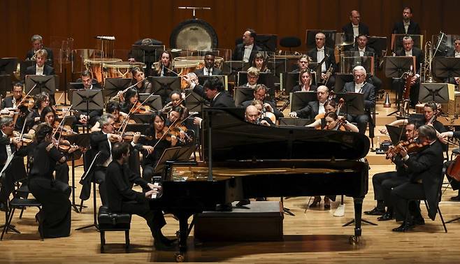 피아니스트 캉토로프가 지난 30일 서울 서초동 예술의전당 콘서트홀에서 프랑스 국립 오케스트라(크리스티안 마첼라루 지휘)와 협연하고 있다. 임형택기자