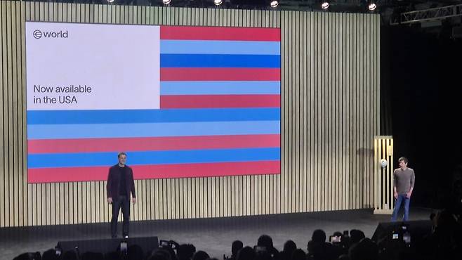 알렉스 블라이니 툴스포휴머니티(TFH) 공동창립자 겸 최고경영자(CEO)와 샘 올트먼 TFH 공동창립자 겸 오픈AI CEO가 30일(현지시간) 미국 샌프란시스코 포트메이슨에서 열린 월드의 '마침내(At last)' 행사에서 기조연설하고 있다./ 송영찬 특파원