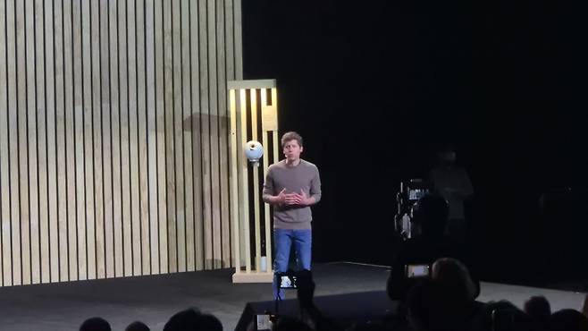 샘 올트먼 툴스포휴머니티(TFH) 공동창립자 겸 오픈AI CEO가 30일(현지시간) 미국 샌프란시스코 포트메이슨에서 열린 월드의 '마침내(At last)' 행사에서 기조연설하고 있다./ 송영찬 특파원