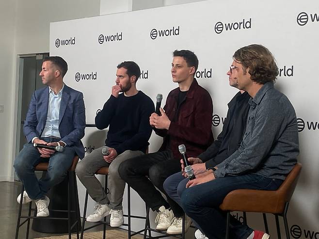 30일(현지시간) 월드 행사 '앳 라스트(At Last)' 직후 열린 기자간담회에서 알렉스 블라니아 툴스포휴머니티(Tools for Humanity, TFH) 최고경영자(CEO)가 질문에 답하고 있다. / 샌프란시스코=황두현 블루밍비트 기자