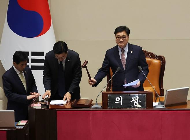 우원식 국회의장이 1일 국회에서 열린 본회의에서 최상목 경제부총리 겸 기획재정부 장관에 대한 탄핵소추안 표결 도중 최 부총리의 사의가 수리됨에 따른 표결 불성립을 알리고 있다. /사진=연합뉴스