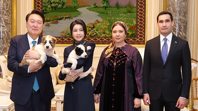윤석열 대통령과 김건희 여사가 지난해 6월10일 ‘세르다르 베르디무하메도프 대통령 부부가 주최한 국빈 만찬에서 투르크메니스탄의 국견인 알라바이를 안아보고 있다. 연합뉴스