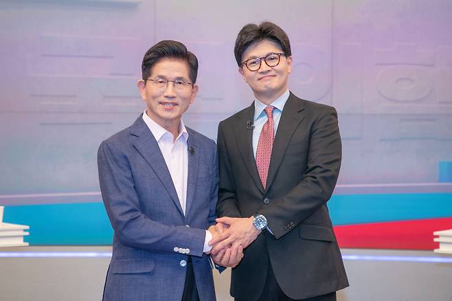 국민의힘 제21대 대통령선거 경선 결선투표에 진출한 김문수(왼쪽), 한동훈 후보가 지난달 30일 서울 중구 TV조선에서 결승 토론에 앞서 기념 촬영을 하고 있다. 국회사진기자단