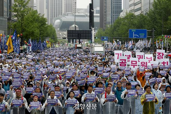 전국민주노동조합총연맹과 시민사회단체가 노동절인 1일 서울 세종대로 일대에서 열린 ‘내란 세력 청산! 노동 기본권 쟁취! 사회대개혁 실현! 2025 세계노동절 대회’에서 구호를 외치고 있다. 문재원 기자