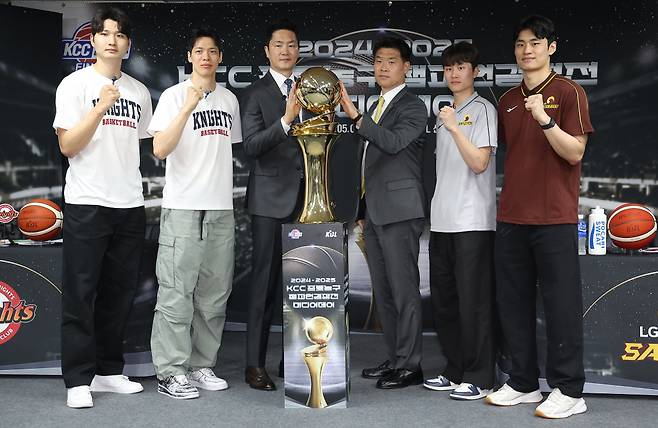 홈에서 끝낸다 서울 SK 안영준, 김선형, 전희철 감독과 창원 LG 조상현 감독, 양준석, 유기상(왼쪽부터)이 1일 열린 2024~2025 KCC 프로농구 챔피언결정전 미디어데이에서 우승 트로피를 가운데 놓고 서로 우승을 다짐하고 있다. 연합뉴스