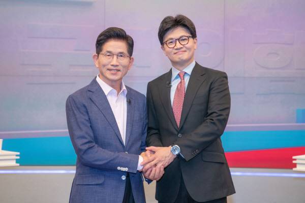 국민의힘 제21대 대통령선거 경선 결선투표에 진출한 김문수(왼쪽), 한동훈 후보가 30일 서울 중구 TV조선에서 TV토론에 앞서 포즈를 취하고 있다. 국회사진기자단