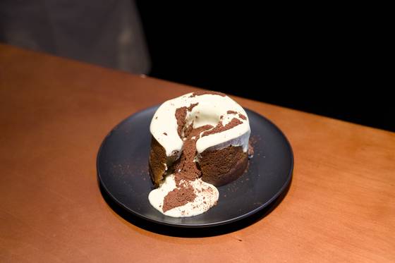 Starbucks Reserve Dosan's melting mascarpone tiramisu [CHO YONG-JUN]