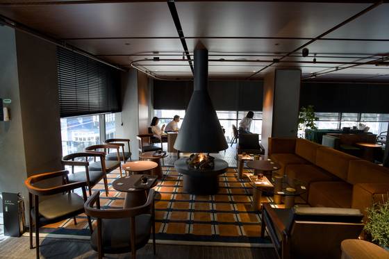 The second floor of the Starbucks Reserve Dosan branch in southern Seoul [CHO YONG-JUN]