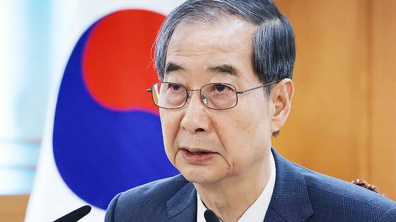 Former acting President Han Duck-soo speaks during an Economic Security Strategy Task Force meeting at the government complex in central Seoul on April 21. [YONHAP]