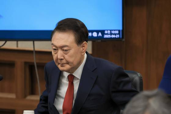 Former President Yoon Suk Yeol attends the second hearing of his criminal trial on insurrection charges at the Seoul Central District Court in Seocho District, southern Seoul, on April 21. [YONHAP]