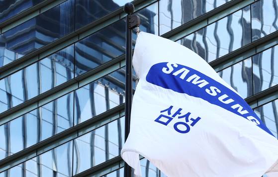 A Samsung flag flutters in the wind outside the company’s Seocho office building in Seoul’s Seocho District on April 30. []NEWS1]