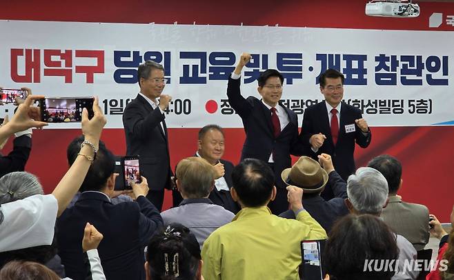 (왼쪽부터)양홍규 국민의힘 대전 서구을 당협위원장, 이상민 대전시당위원장, 김문수 대선 경선후보, 박경호 대덕구 당협위원장이 대선 승리를 다짐하고 있다. 사진=명정삼 기자