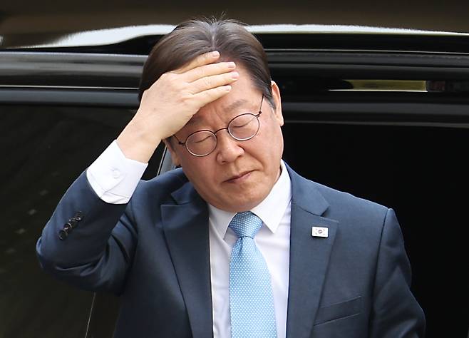 이재명 더불어민주당 대선 후보가 지난달 15일 서울 서초구 서울중앙지방법원에서 열린 대장동 배임·성남FC 뇌물 1심 공판에 출석하고 있다. 연합뉴스