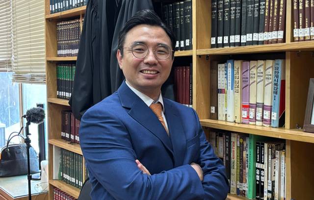 정효진 자카르타한인연합교회 목사가 최근 교회 목양실에서 교회 선교 현황에 관해 설명하고 있다.