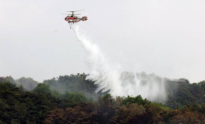 대구 북구 함지산 산불이 재발화한 가운데 1일 오전 산림청, 소방 소속 헬기들이 진화 작업을 하고 있다.    연합뉴스
