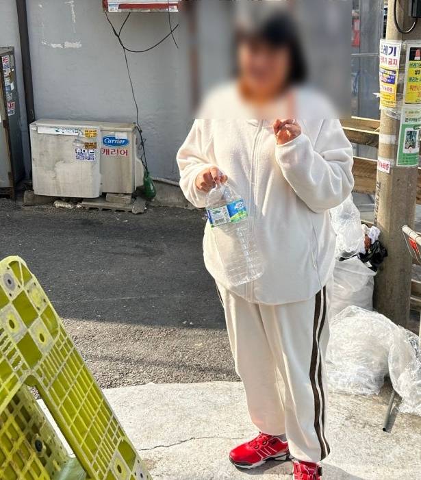 서울역 인근 쪽방촌에 홀로 사는 김수지(가명)씨가 최근 서울역 아침 무료급식소인 아침애만나에 쌀 두 포대를 기부하고 사진 촬영에 응하는 모습. 이랜드복지재단 제공