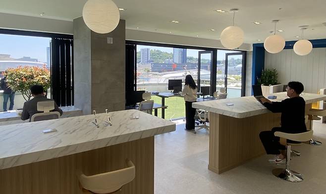 직장동료와 함께 가기 좋은 숙소와 전용 오피스를 보유한 여수 워케이션 공간.