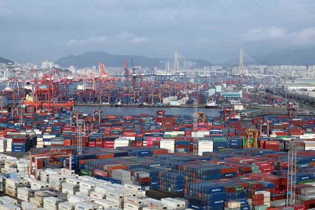산업통상자원부가 1일 발표한 ‘4월 수출입동향’에 따르면 지난달 미국으로의 수출액은 지난해 같은 달보다 6.8% 감소한 106억2500만 달러(약 15조1831억원)를 기록하며 3개월 만에 감소세로 돌아섰다. 사진은 이날 부산 남구 부두에 쌓여 있는 수출입 컨테이너. 뉴시스