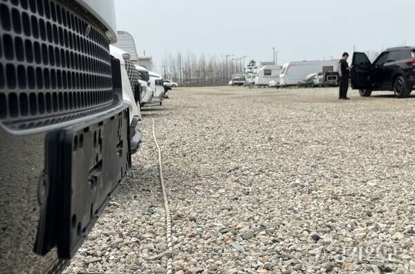 인천 연수구 송도동 롱비치카페 앞 임시 공영주차장에 수출용 무판차량이 늘어서 있다. 경기일보DB