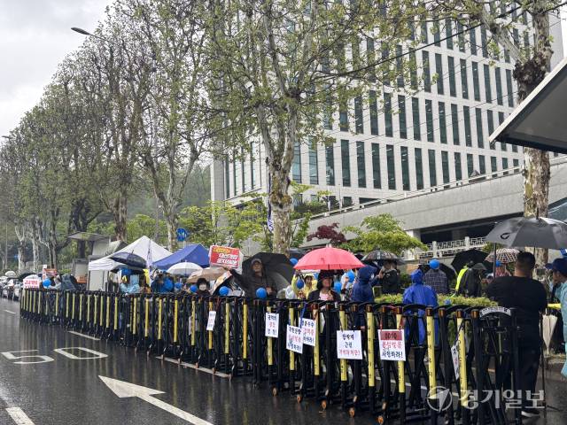 1일 오후 서울 서초구 대법원 맞은편에서 더불어민주당 이재명 대선 후보 지지자들이 상고 기각을 촉구하고 있다. 김은진기자