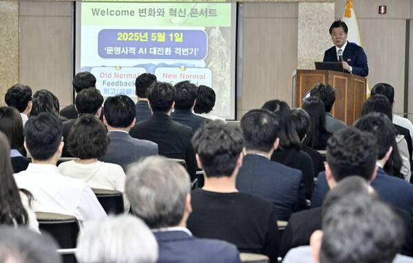 김광호 콤비마케팅연구원 원장이 1일 오전 경기일보 본사에서 변할 것인가, 당할 것인가 “변화와 혁명 콘서트”를 주제로 강연을 하고 있다. 홍기웅기자