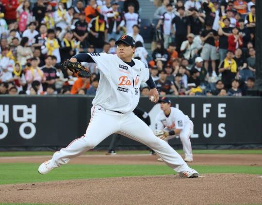 투구하는 류현진. 사진[연합뉴스]