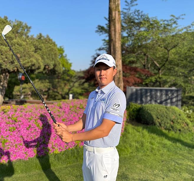 비밀병기인 2번 아이언을 들고 포즈를 취하고 있는 김백준. 임정우 기자