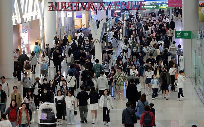 5월 황금연휴를 앞둔 1일 인천국제공항 제1여객터미널 출국장 내 면세점 구역이 승객들로 북적이고 있다. [사진 = 연합뉴스]