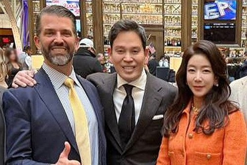 정용진 신세계그룹 회장과 부인 한지희 여사가 지난 1월 미국 워싱턴DC에서 트럼프 주니어를 만난 모습. [사진 = 신세계그룹]