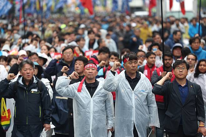1일 서울 중구 숭례문 인근에서 민주노총 주최로 열린 2025 세계노동절대회에서 참가자들이 구호를 외치고 있다. [사진출처 = 연합뉴스]