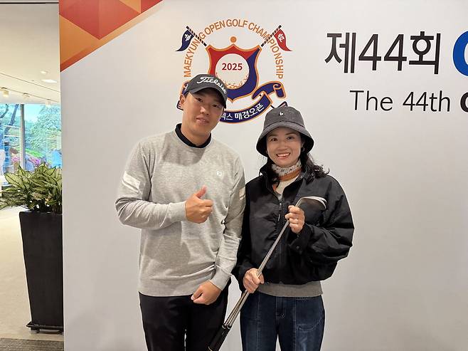 이상희(왼쪽)가 자신의 애장품인 웨지 2개에 당첨된 윤미선 씨와 기념촬영을 하고 있다.
 성남 임정우 기자