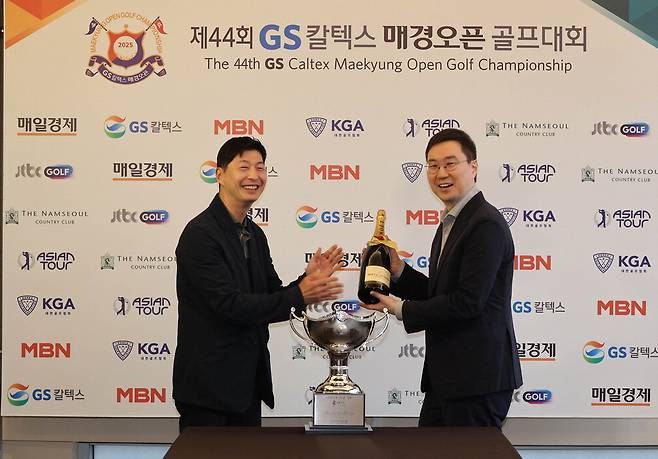 1일 성남 남서울CC에서 열린 '매경·GS칼텍스 동행 20년 기념식'에서 장승준 매경미디어그룹 부회장(오른쪽)이 허세홍 GS칼텍스 대표이사 사장으로부터 '두 회사의 통합'을 상징하는 모에샹동 샴페인을 전달받으며 환하게 웃고 있다.  성남 이충우 기자