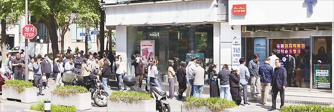 SK텔레콤 해킹 사태로 인해 전국은 그야말로 ‘혼란’에 빠졌다. 사진은 유심 교체를 위해 대리점 앞에서 줄을 선 인파들. (매경DB)